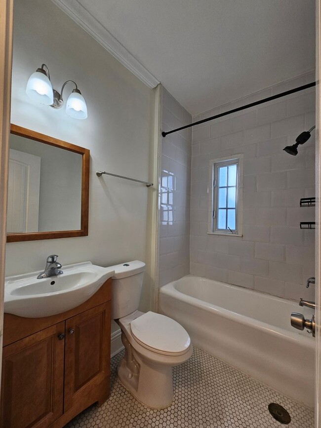 Building Photo - Beautiful Studio! Perfect Location!