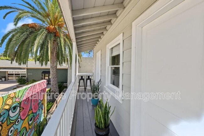 Building Photo - 146 N Cedros Ave