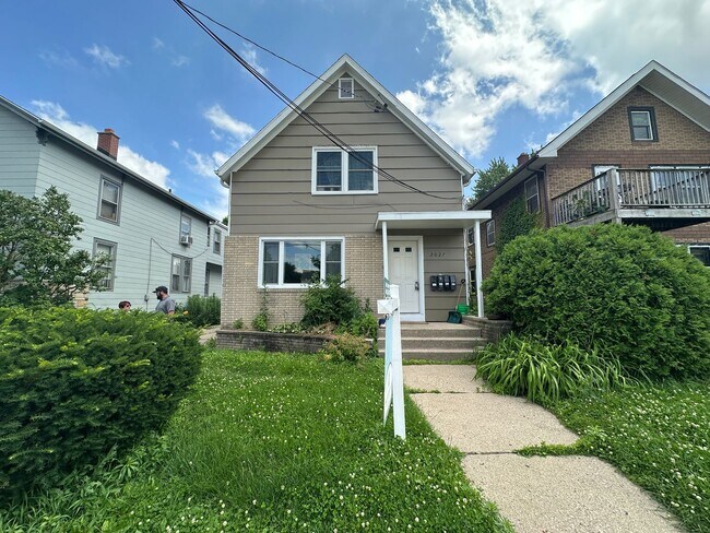 Building Photo - 2027 E Washington Ave