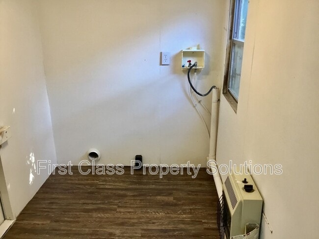 Building Photo - 2215 Cashion Pl