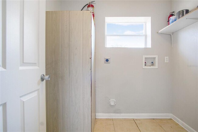 Building Photo - 1205 Ave F