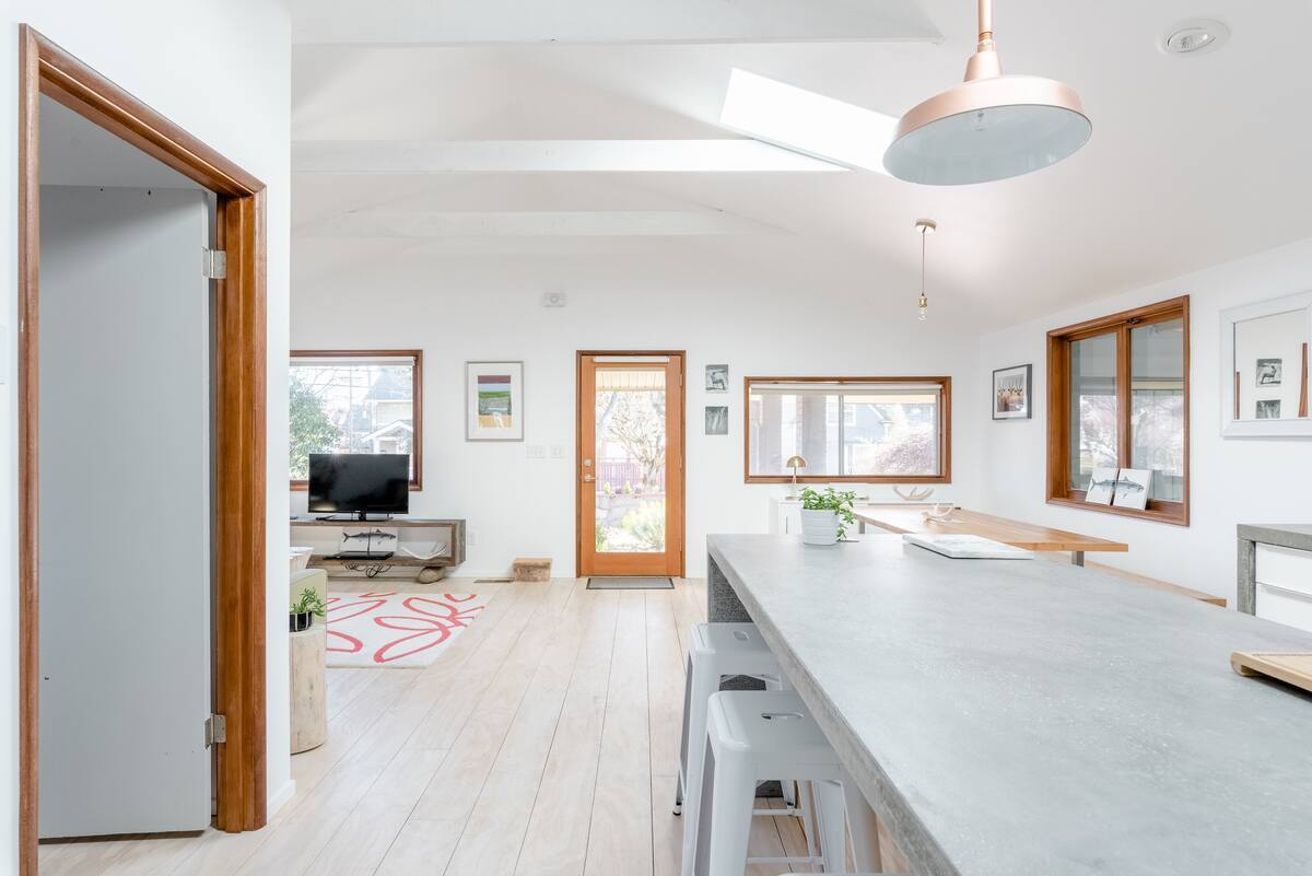 Building Photo - 4633 N Gantenbein Ave