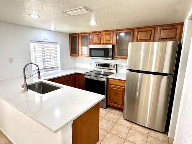 Building Photo - Welcome to this charming 2-bedroom, 2-bath condo in a gated Ventana Condominiums