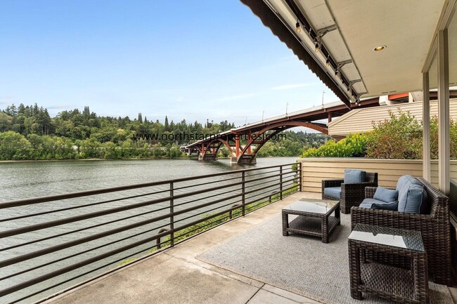 Building Photo - Stunning Riverfront Townhome in Sellwood