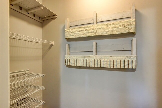 Building Photo - Sweet 3 bed 2 bath.  Cat friendly.