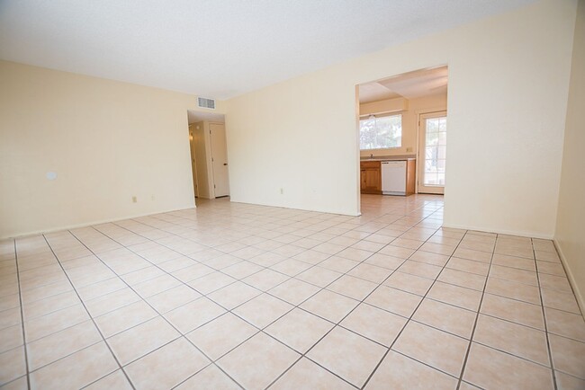 Building Photo - Spacious 3 Bedroom, 2 Bath Home with Updat...