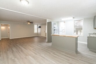 Building Photo - Beautifully renovated 2nd floor, 2 Bdr 1 bath unit in Maryville, TN - Available NOW with lower se...