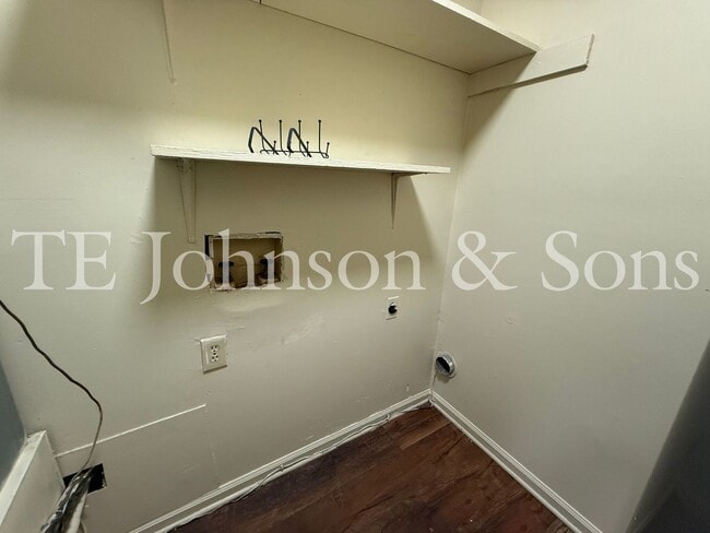 Building Photo - 1506 Oakshire-Water Included