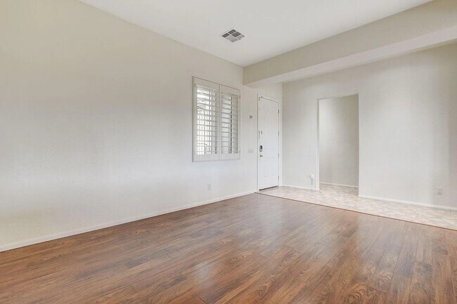Family Rm - 3034 Constable St