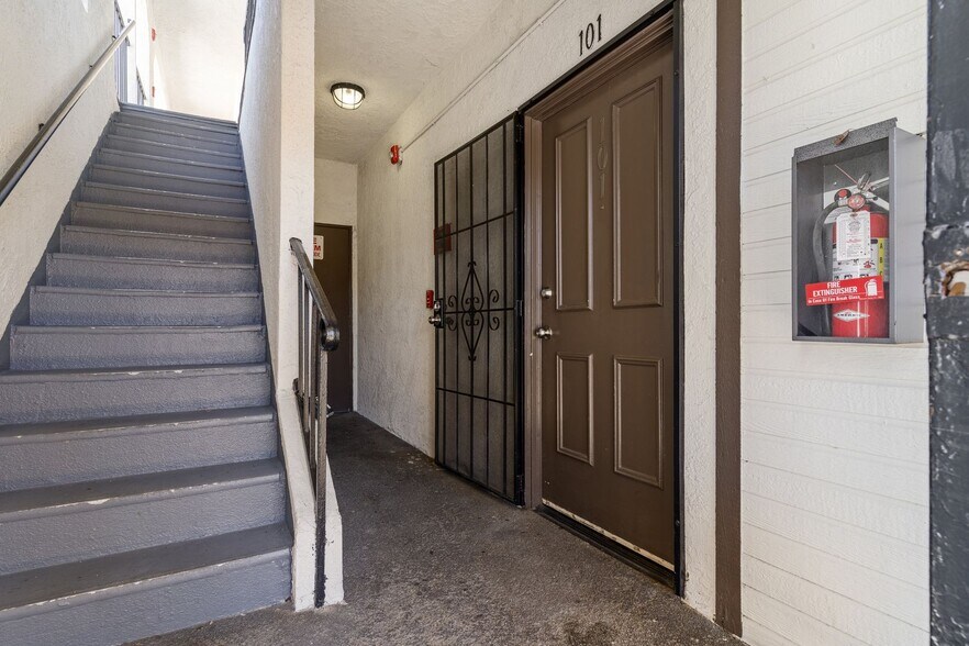 Building Photo - 1128 Stanley Ave