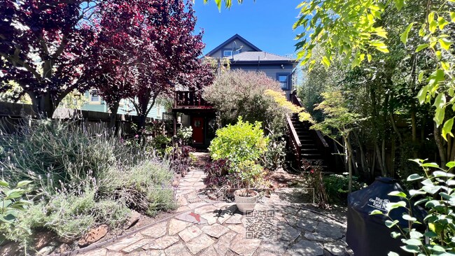 Building Photo - Garden oasis 2 bedroom with wrap around ya...