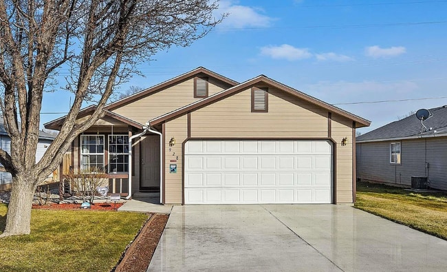 Primary Photo - 928 Aspen Grove St