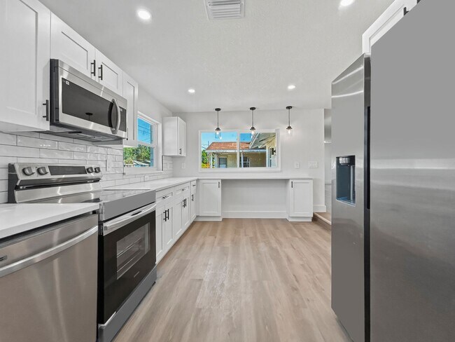 Building Photo - Spacious and Updated Home in Tampa! Move-in Ready | 2bed-1bath