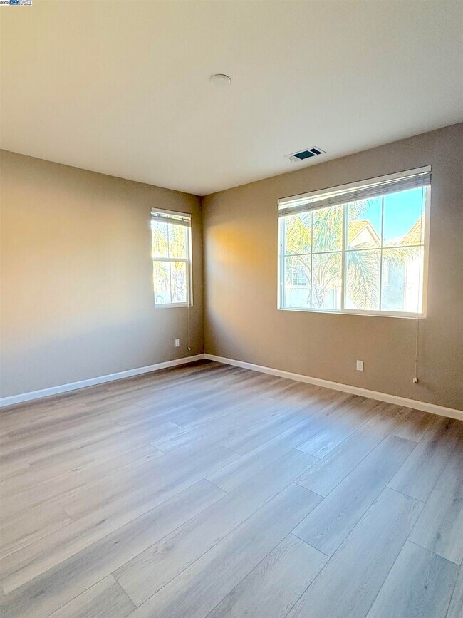 Building Photo - 137 W Questa Trail