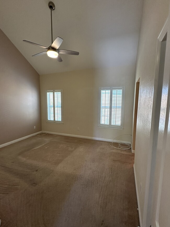 Building Photo - 898 English Holly Ln