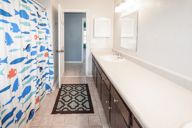 Building Photo - GORGEOUS 5 BEDROOM HOME LOCATED IN SALEM W...