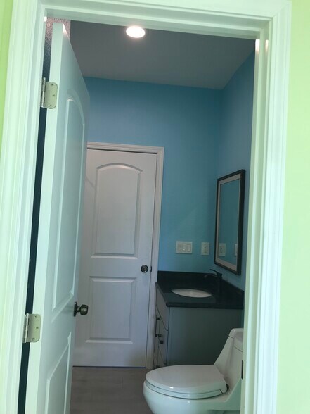 bathroom-1 - 3120 Mauricia Ave