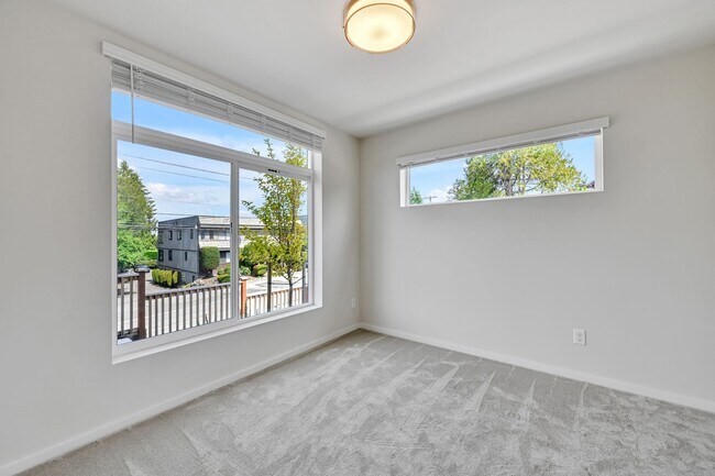 Building Photo - 4 Bed 3 Bath Townhouse for Rent!