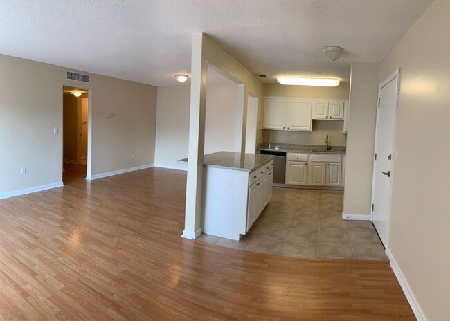 Building Photo - 2nd story, 2/1, updated unit on the Winter Park/Maitland border!!