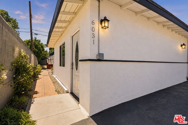 Building Photo - 6033 Fallbrook Ave