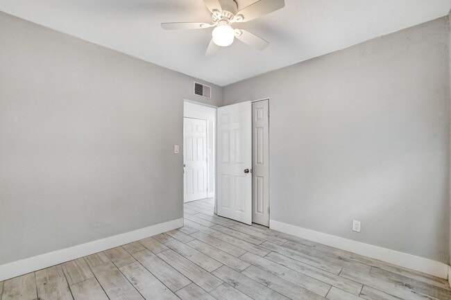 Building Photo - Duplex located in a Central Area of Las Vegas