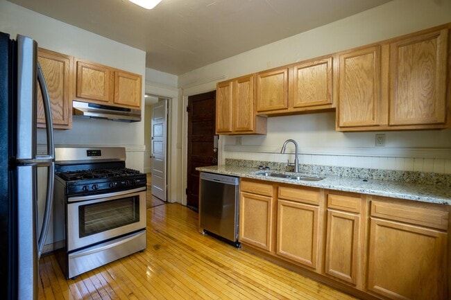 Building Photo - 3 Bedroom Apartment Close to Campus - 8/1/26