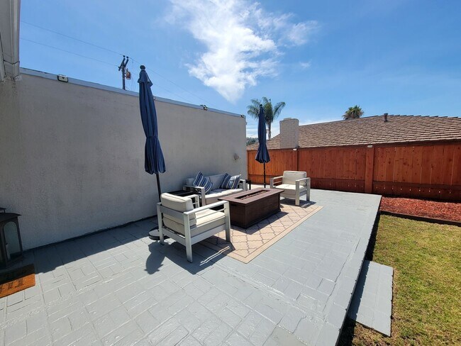 Building Photo - Darling, Move-In Ready Home in Highly Sought After Neighborhood w/ a Great View!!