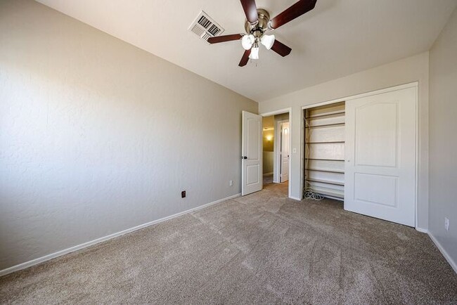 Building Photo - Stunning 3 bedroom, 2.5 bathroom Gold Cour...