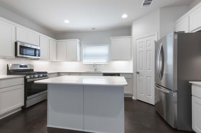 Building Photo - 924 Falkland Trace