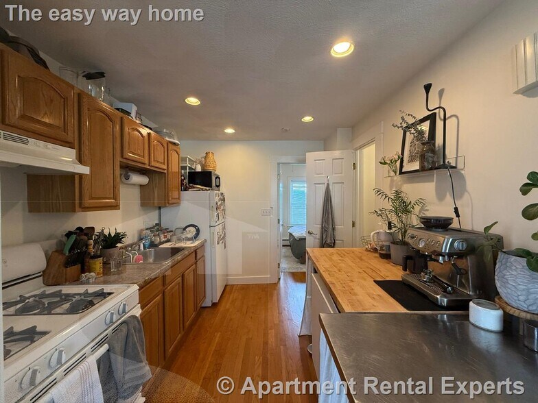 Building Photo - 300 Highland Ave