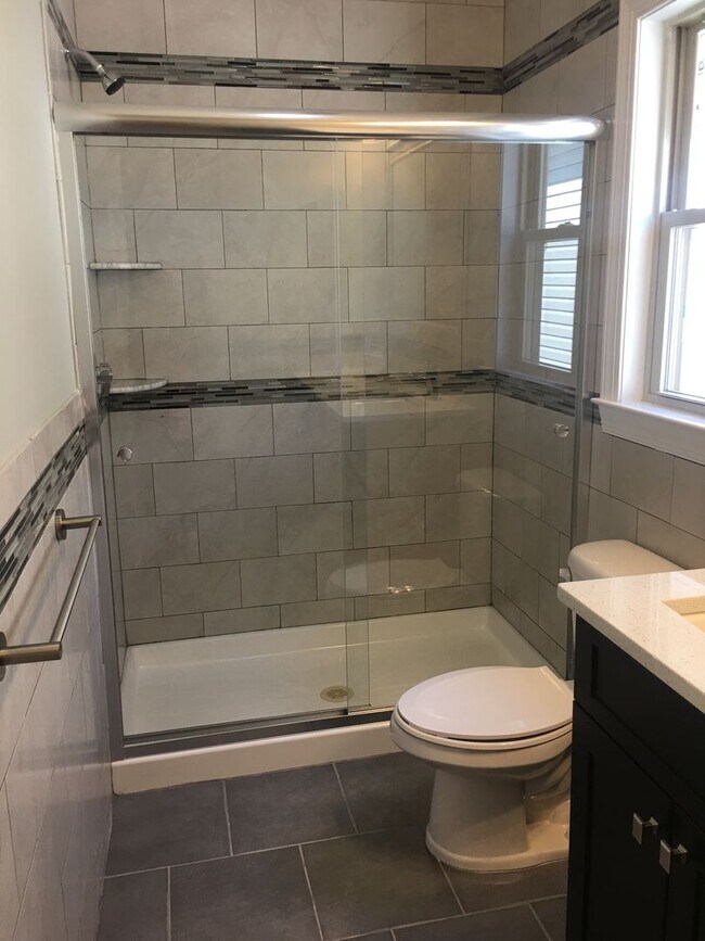 Building Photo - 194 Parkhurst St