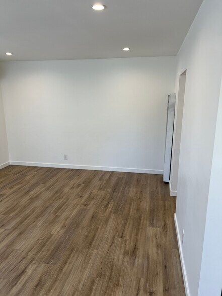 Building Photo - 12660 Oxnard St
