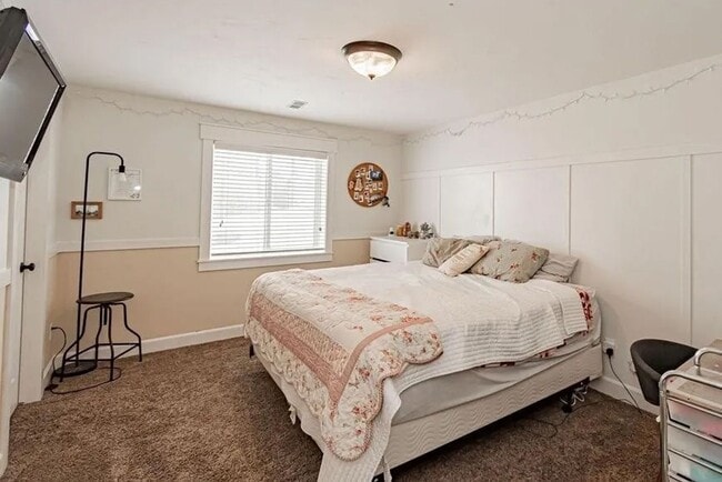 Building Photo - LOCATION, LOCATION, LOCATION - 4 Bedroom 3 Bath Home with TONS of storage. THIS PRICE INCLUDES TH...