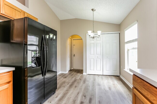 Building Photo - 98 Reeding Ridge Dr E