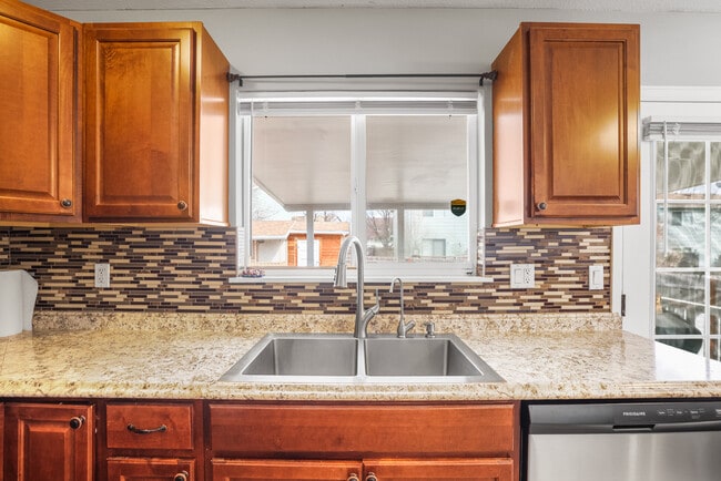 Building Photo - 2525 Nadine Dr