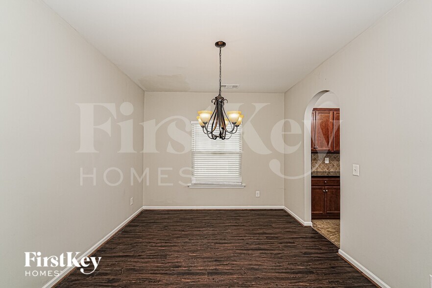 Building Photo - 113 Rosegate Dr