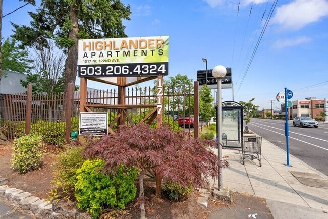 Building Photo - MOVE IN SPECIAL 1ST MONTH RENT FREE!! 2 be...