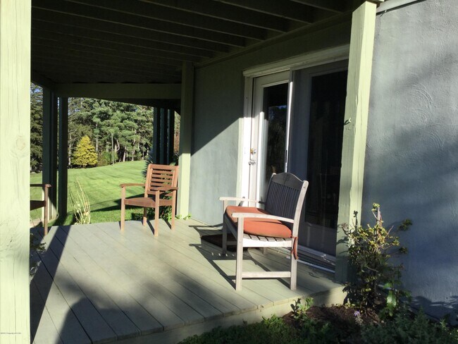 Building Photo - 457 Lake Louise Rd