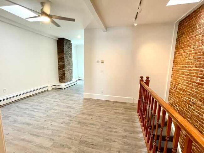 Building Photo - 655 E 7th St