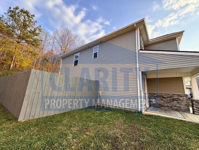 Building Photo - Four-bedroom home in a spacious cul-de-sac lot!