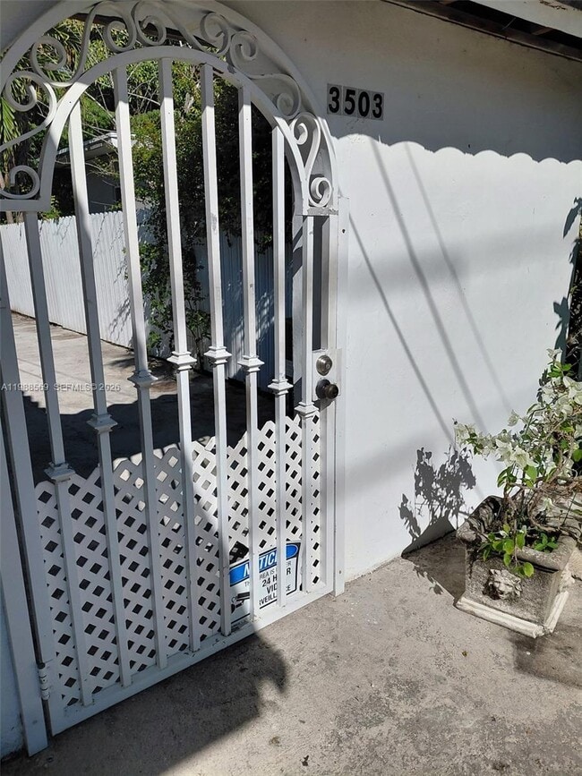 Building Photo - 3503 SW 24th St