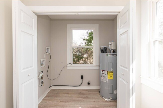 Building Photo - Gorgeous Three Bedroom Home!