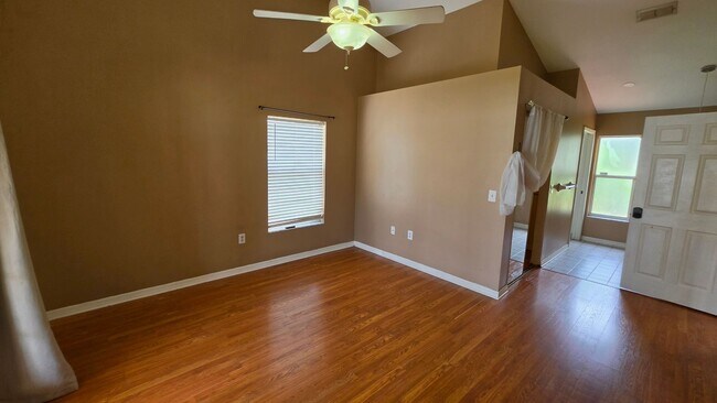 Building Photo - 3 Bed, 3 Bath, 2 Car garage.