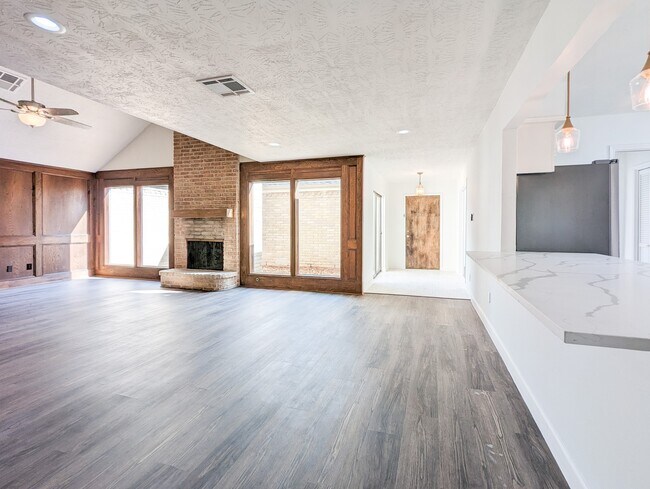 Building Photo - 2706 Oakmont Ln