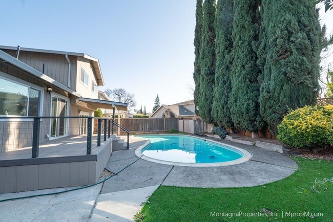 Building Photo - Spacious custom 4 bedroom home with pool and 2 car garage!