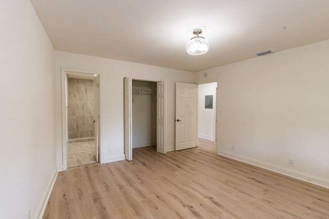 Building Photo - Spacious 2 Bedroom, 2 Bathroom Condominium...