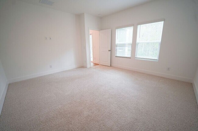 Building Photo - 128 Kingswood Cir