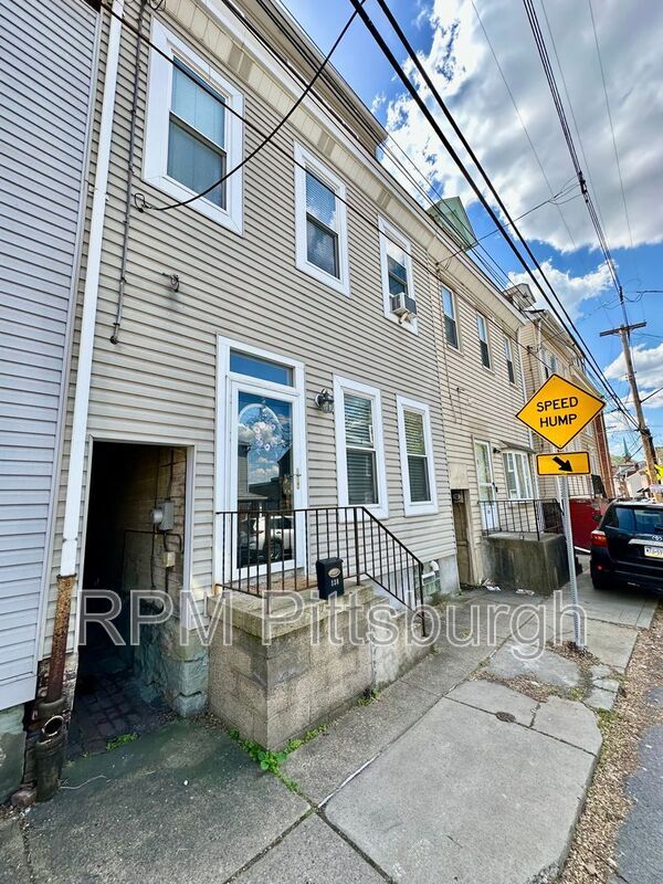 Building Photo - 138 Pius St