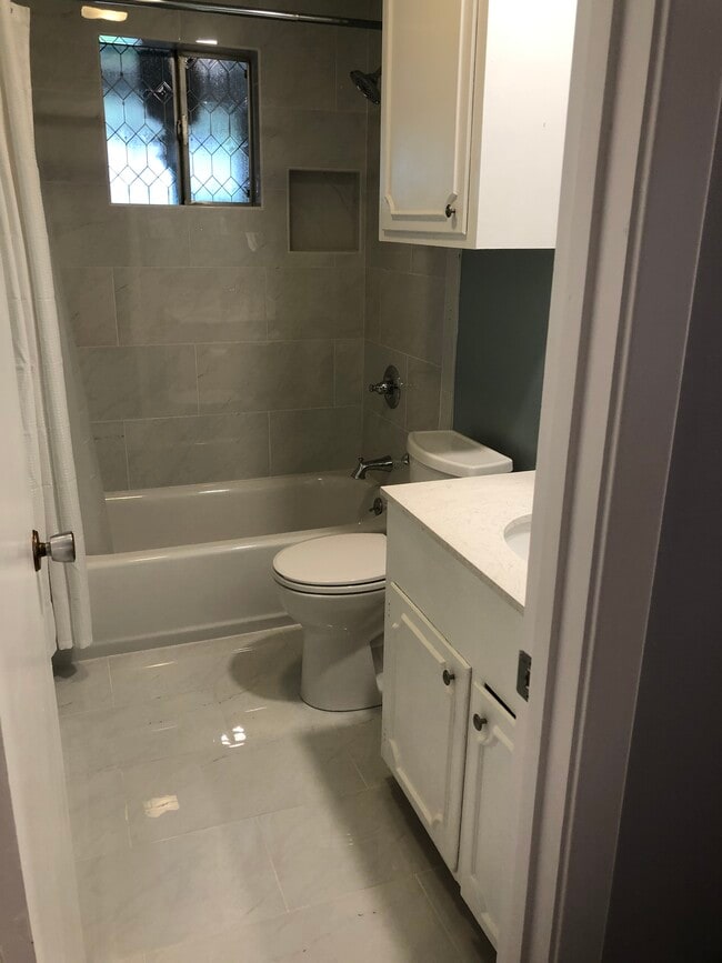 Building Photo - 25 Woodgate Dr
