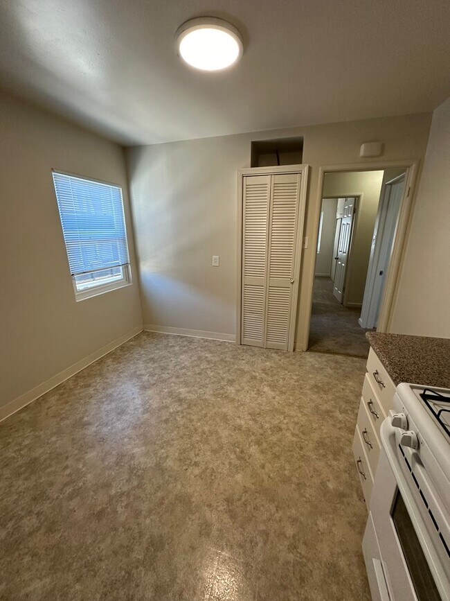 Building Photo - 2 bed/1 bath with garage